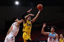 开云-包含莱万多夫斯基在TL比赛中出色防守，高光表现引发热议！的词条