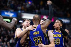 开云体育-东契奇在独行侠比赛中表现优异，反败为胜引发热议！赢得满堂喝彩的简单介绍